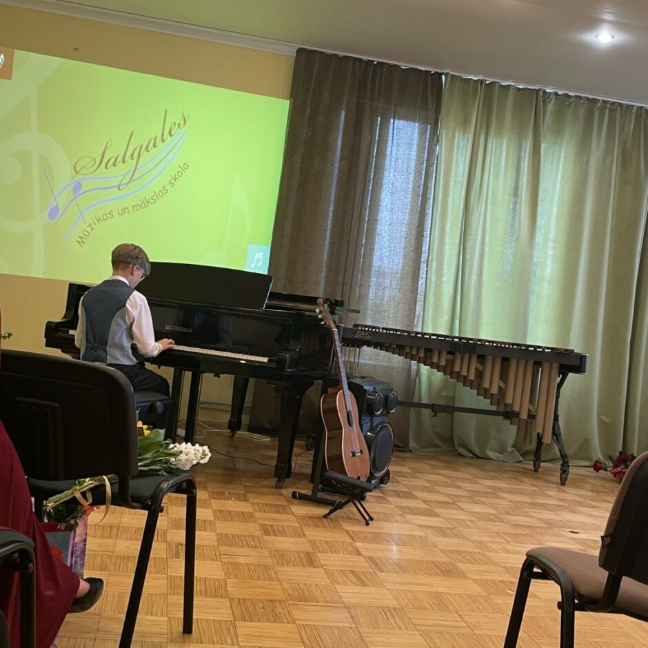 Absolvents spēlē klavieres izlaidumā