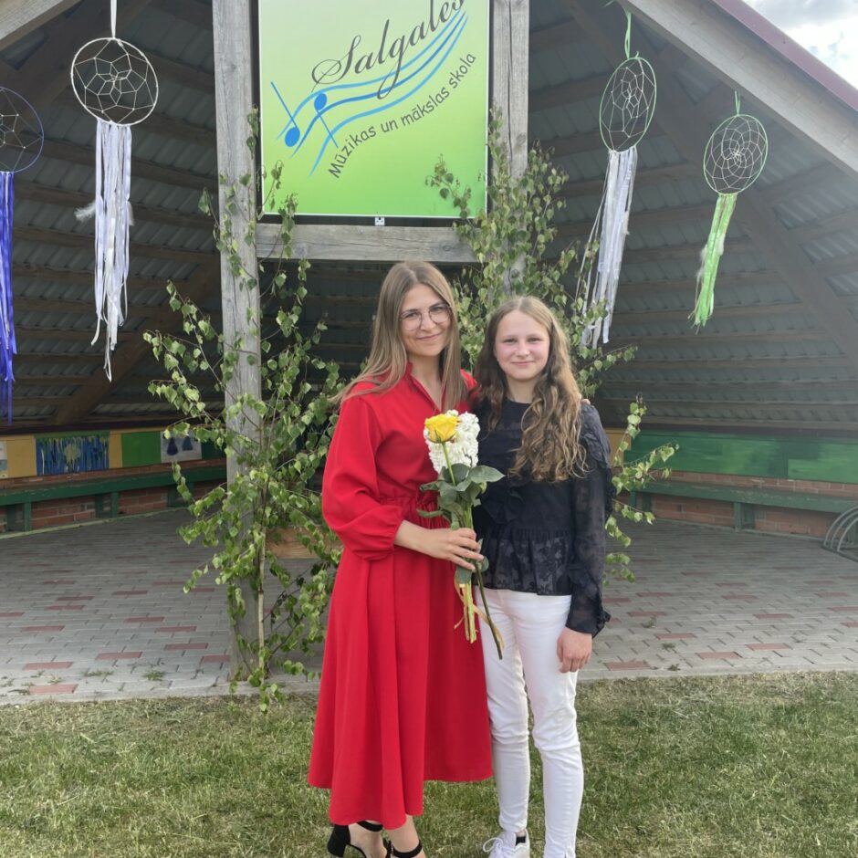 Flautas spēles pedagoģe Lita Gārbena ar audzēkni izlaidumā