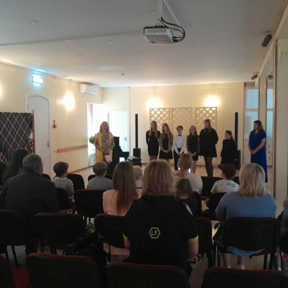 Koncerta dalībnieki un skolotāja - Initas Mangales klavierspēles audzēkņi, tiek apdāvināti pēc koncerta