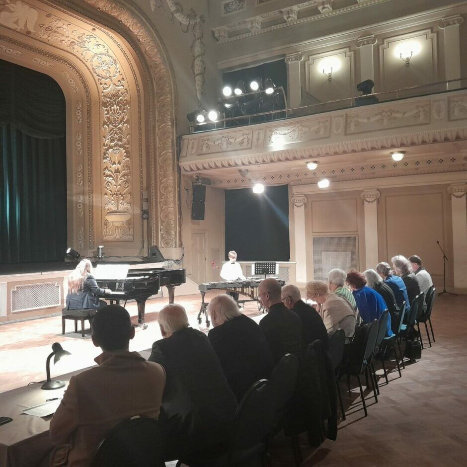 Skolēns Markuss Drupa spēlē marimbu konkursa 