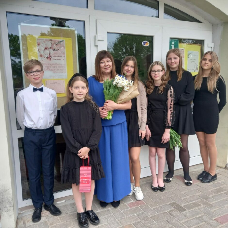 Koncerta dalībnieki un skolotāja - Initas Mangales klavierspēles audzēkņi, pie Staļģenes Tautas nama pēc koncerta