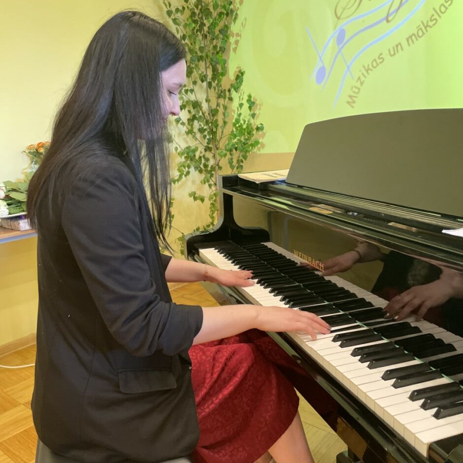 Fona mūziku izlaidumā uz klavierēm spēlē pedagogs Anete Alksne