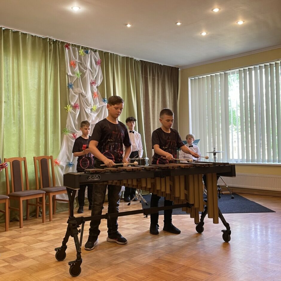 Uzstājas sitaminstrumentu spēles ansamblis SMMS mācību gada noslēguma koncertā