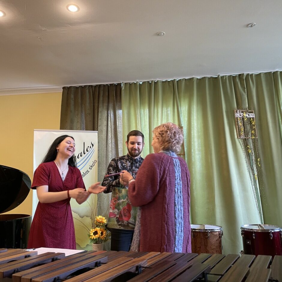 Direktore sveic skolotājus pēc koncerta