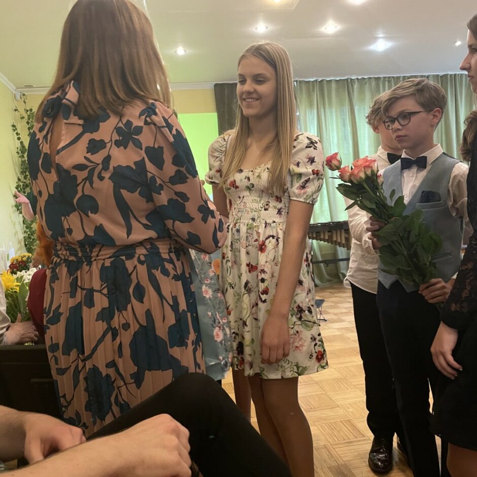 Absolventi sveic savus skolotājus izlaidumā