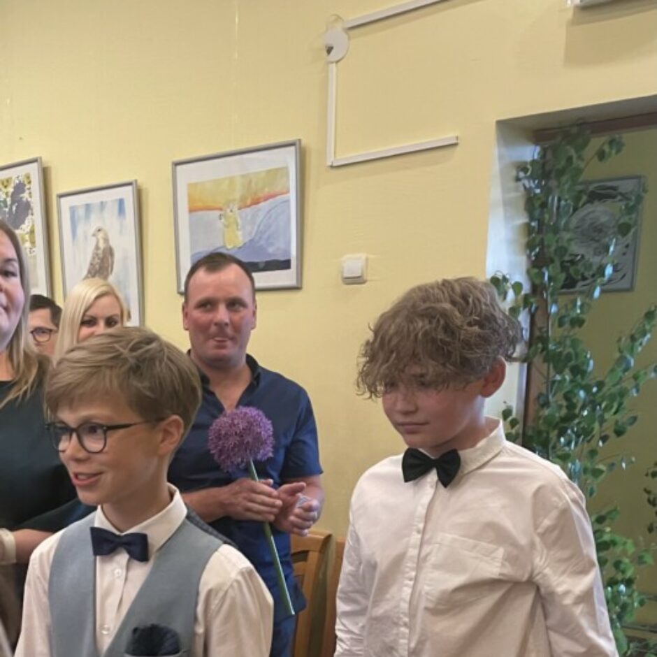 Absolventi ienāk zālē izlaidumā