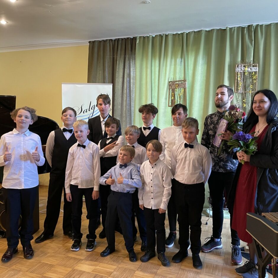 Sitaminstrumentu spēles audzēkņu kopbilde koncertā