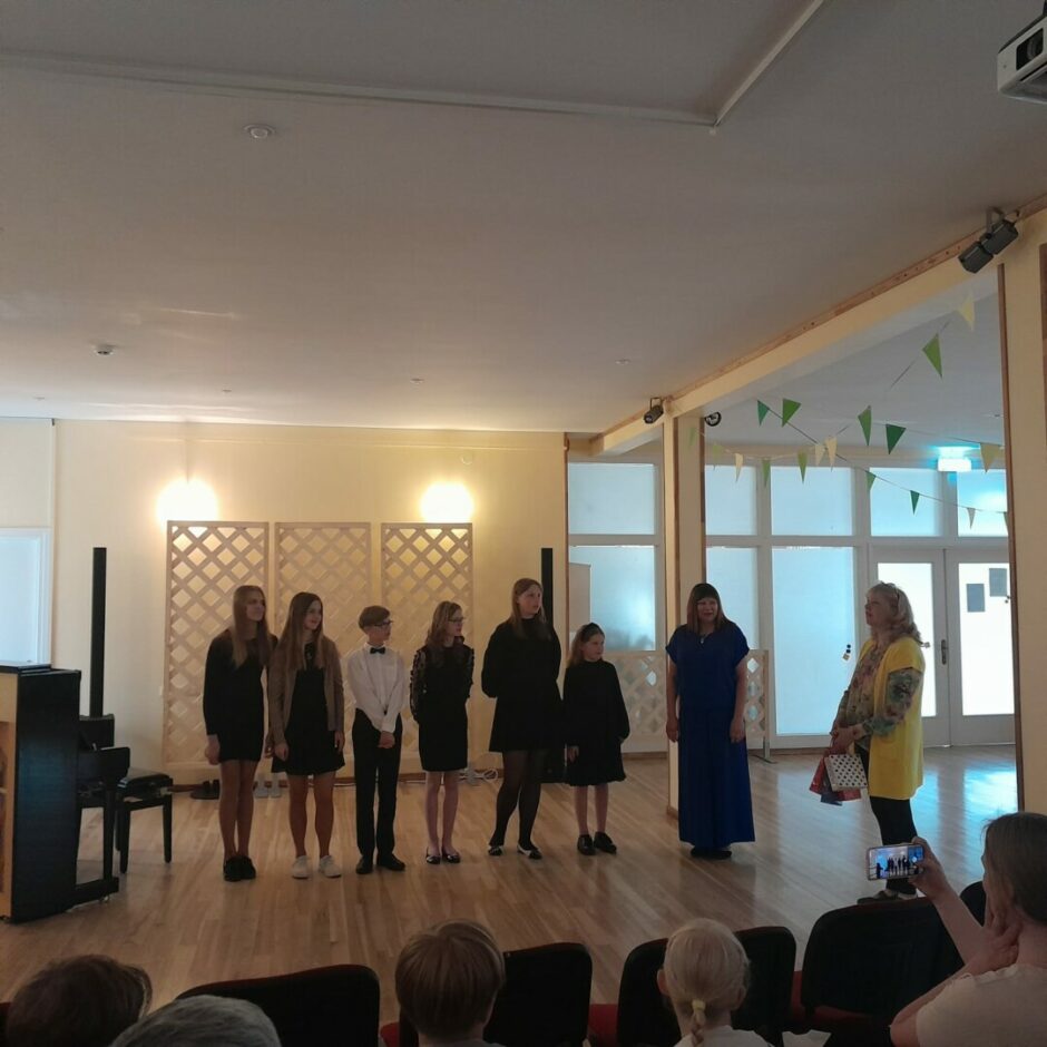 Koncerta dalībnieki un skolotāja - Initas Mangales klavierspēles audzēkņi, tiek apdāvināti pēc koncerta