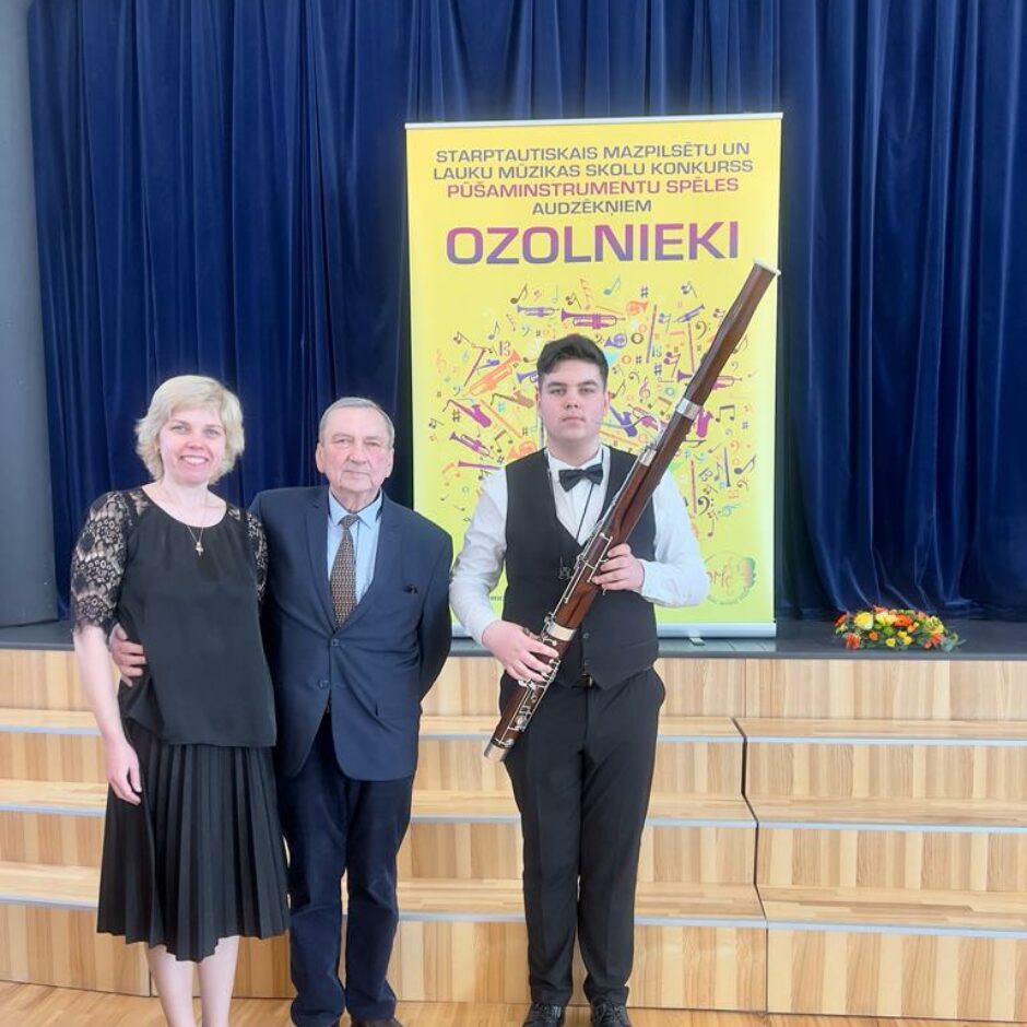 Fagota spēles audzēknis Gustavs Sustrups ar pedagogu Gunāru Endzeli un koncertmeistari Andu Silgaili konkursā