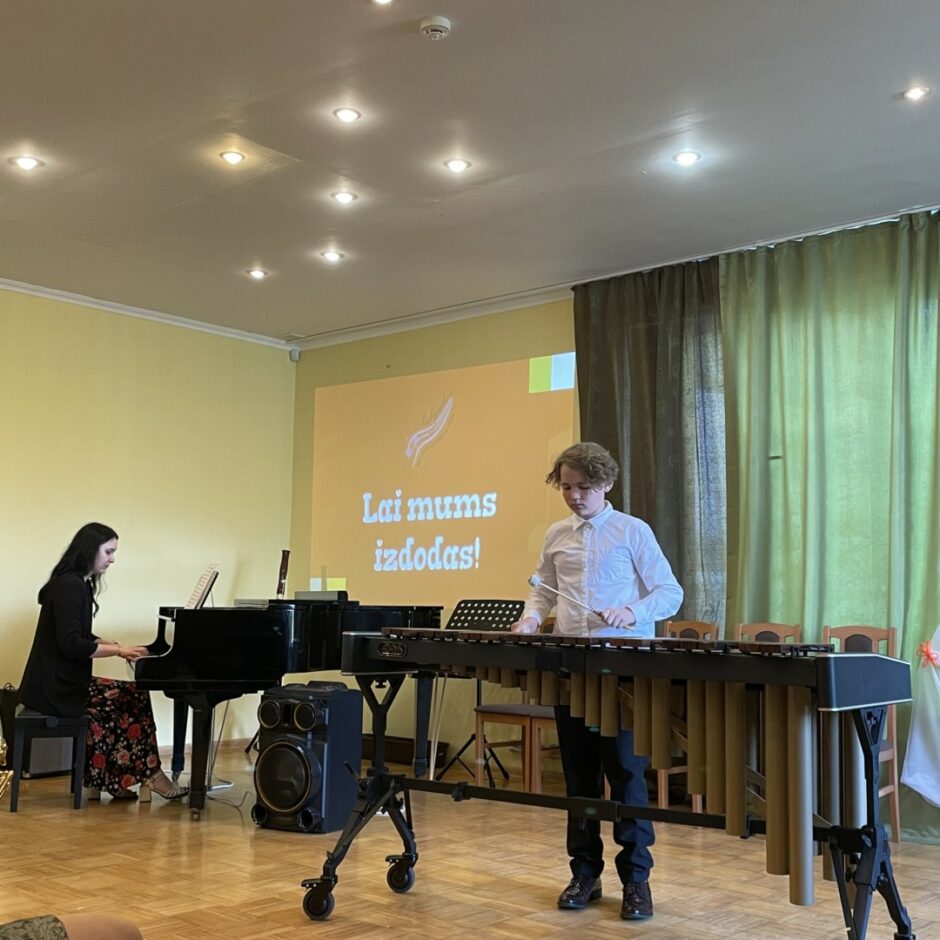 Spēlē marimbu skolas absolvents SMMS mācību gada noslēguma koncertā