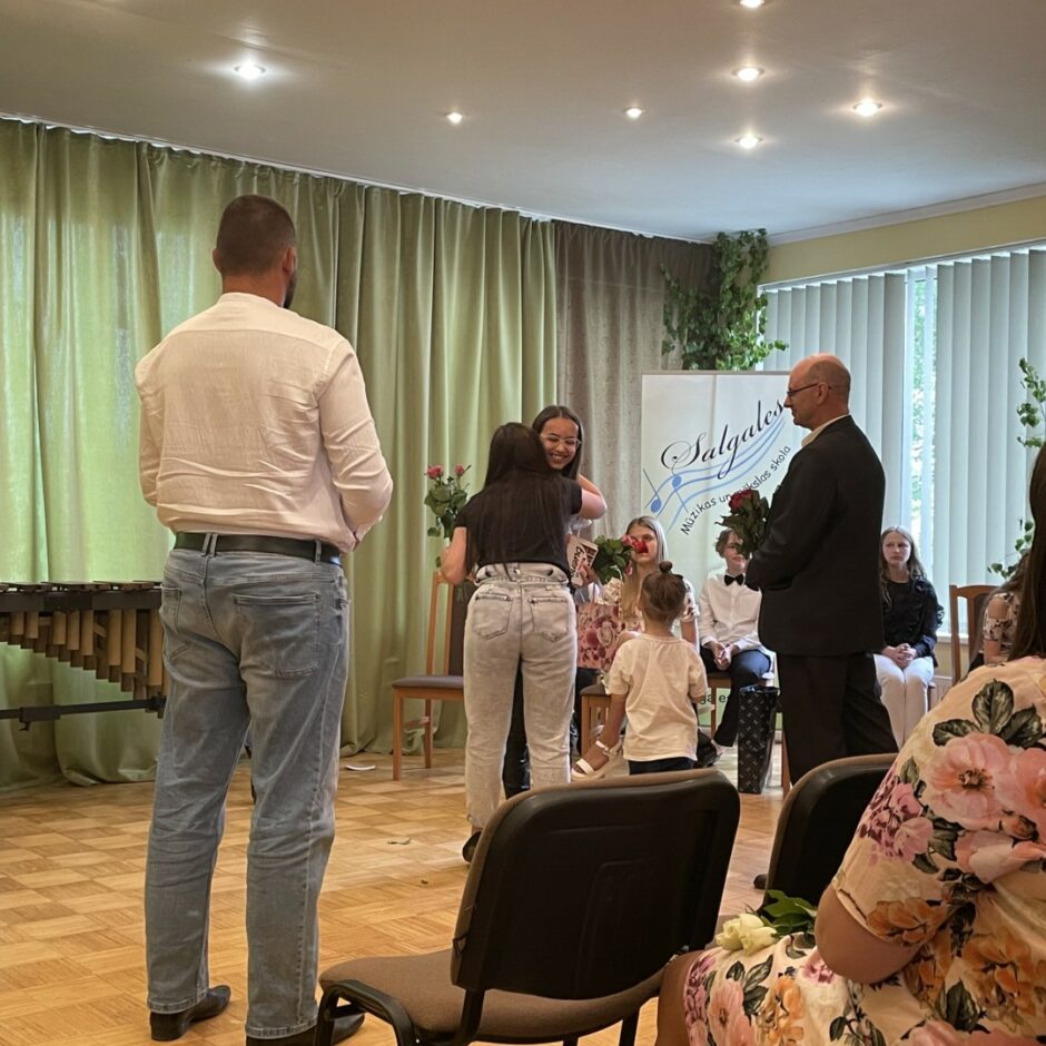 Viesi sveic ģitāras spēles absolventi izlaidumā