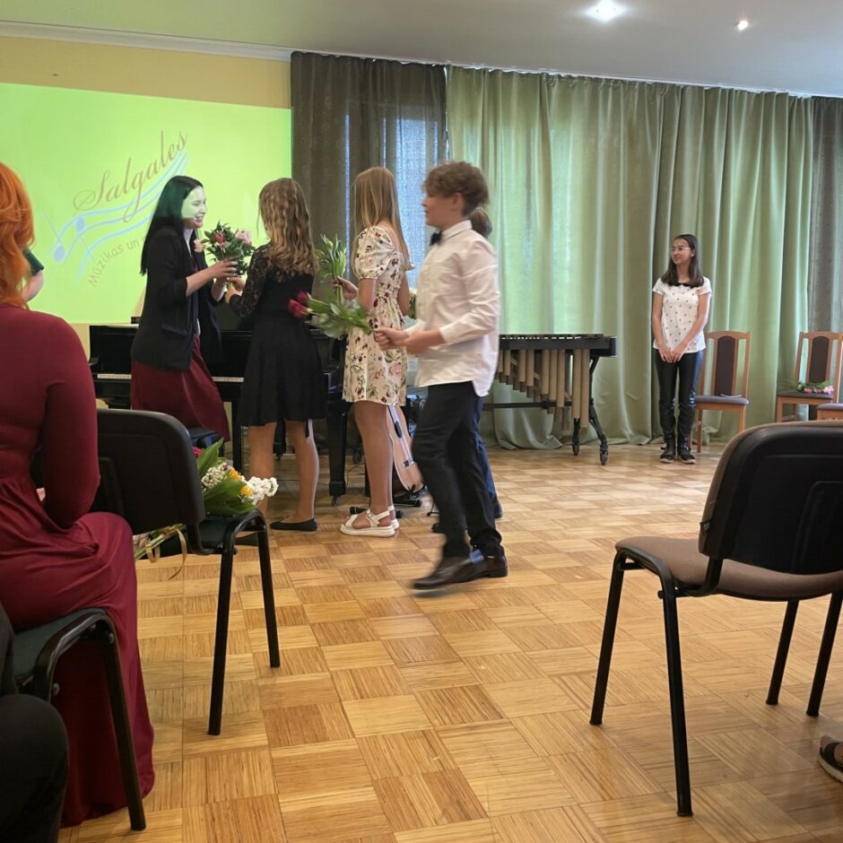 Absolventi sveic savus skolotājus izlaidumā