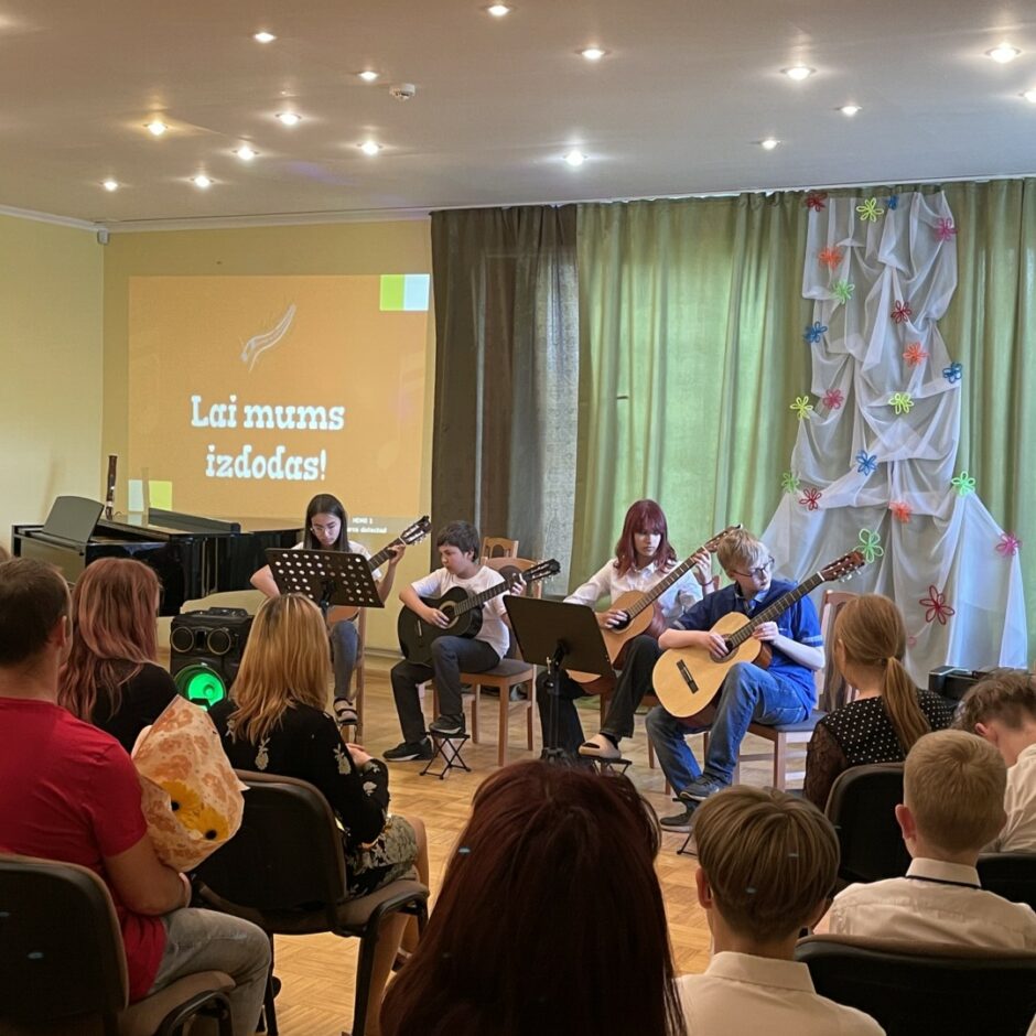 Uzstājas ģitāru ansamblis SMMS mācību gada noslēguma koncertā