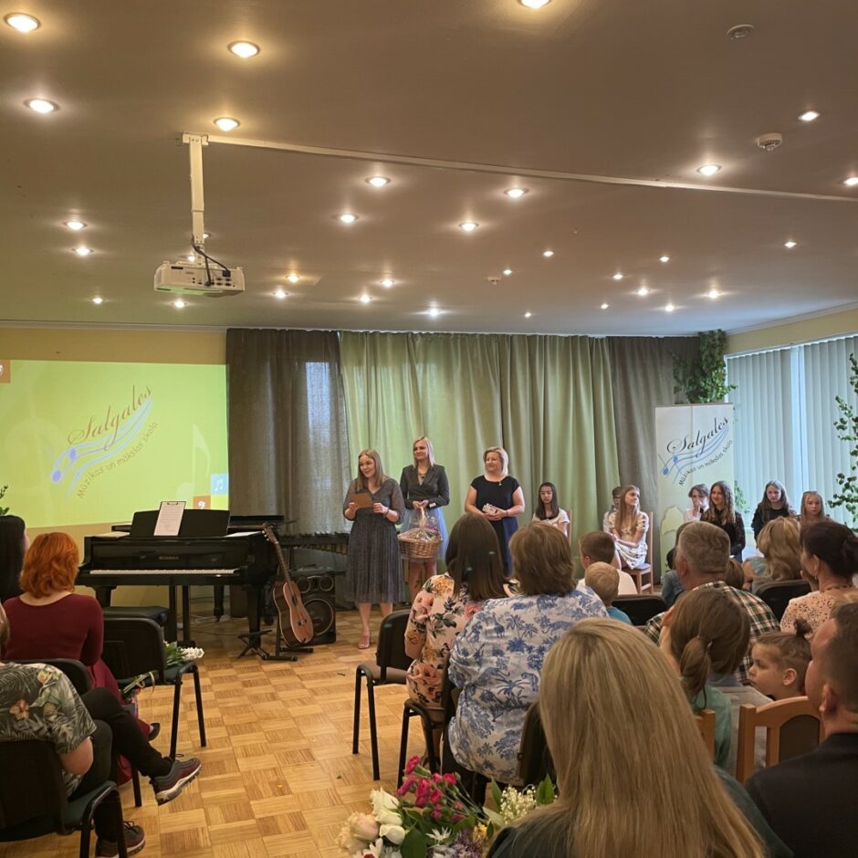 Vecāki pasakās pedagogiem izlaidumā