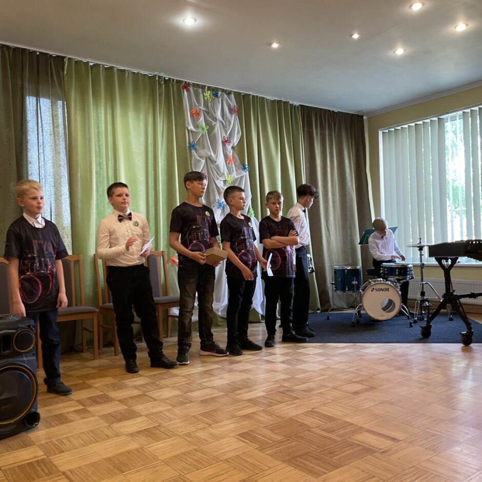 Tiek sveikti skolas censoņi SMMS mācību gada noslēguma koncertā