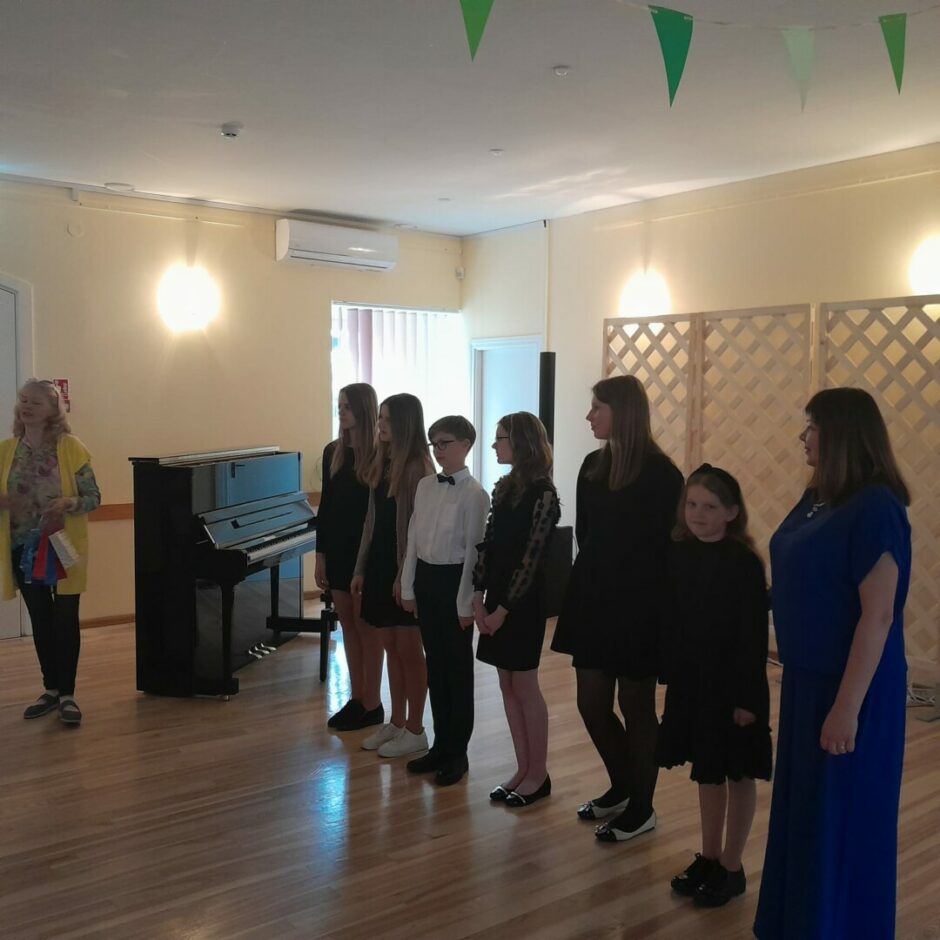 Koncerta dalībnieki un skolotāja - Initas Mangales klavierspēles audzēkņi, tiek apdāvināti pēc koncerta