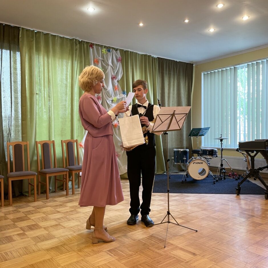 Tiek sveikts konkursa laureāts mūzikā SMMS mācību gada noslēguma koncertā