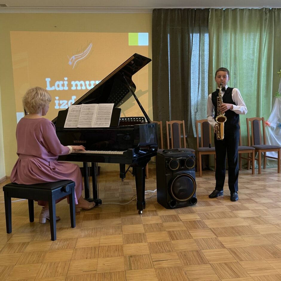 Uzstājas saksofona spēles audzēknis un koncertmeistare SMMS mācību gada noslēguma koncertā