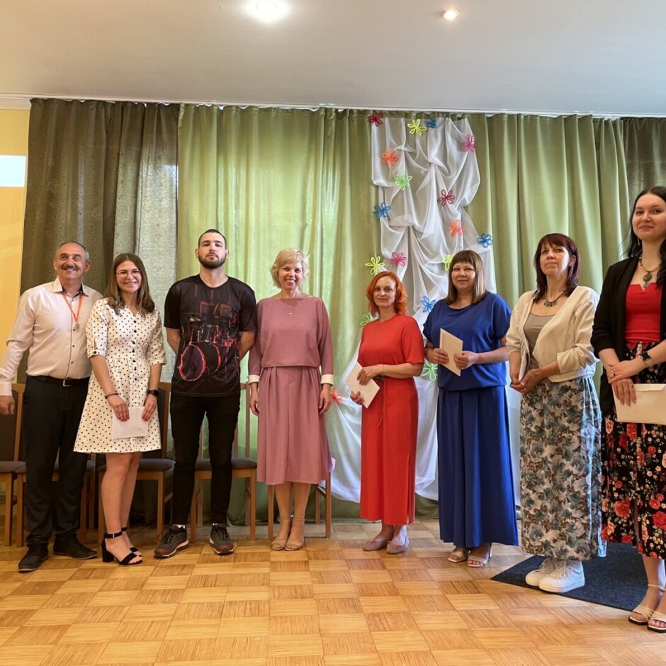 Pedagogi, kuri popularizējuši skolas vārdu 2022./2023. m.g. kopbildē SMMS mācību gada noslēguma koncertā