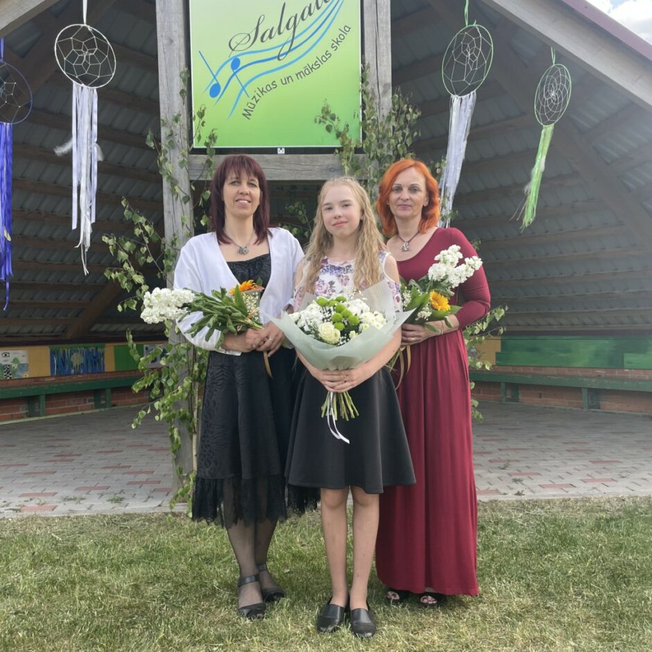 Vizuāli plastiskās mākslas absolventes un skolotāju kopbilde