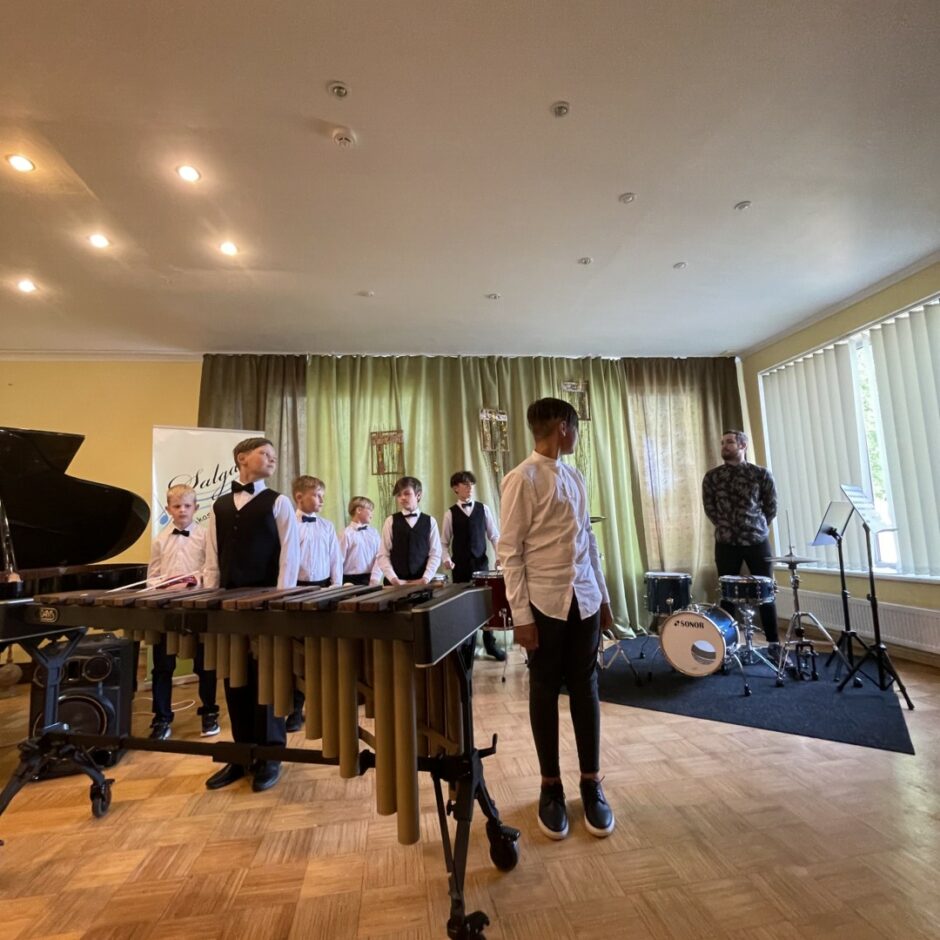 Sitaminstrumentu spēles ansamblis spēlē koncertā