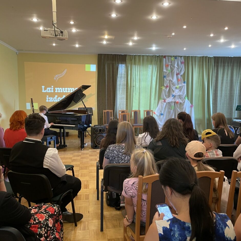 Uzstājas klavierspēles absolvents SMMS mācību gada noslēguma koncertā