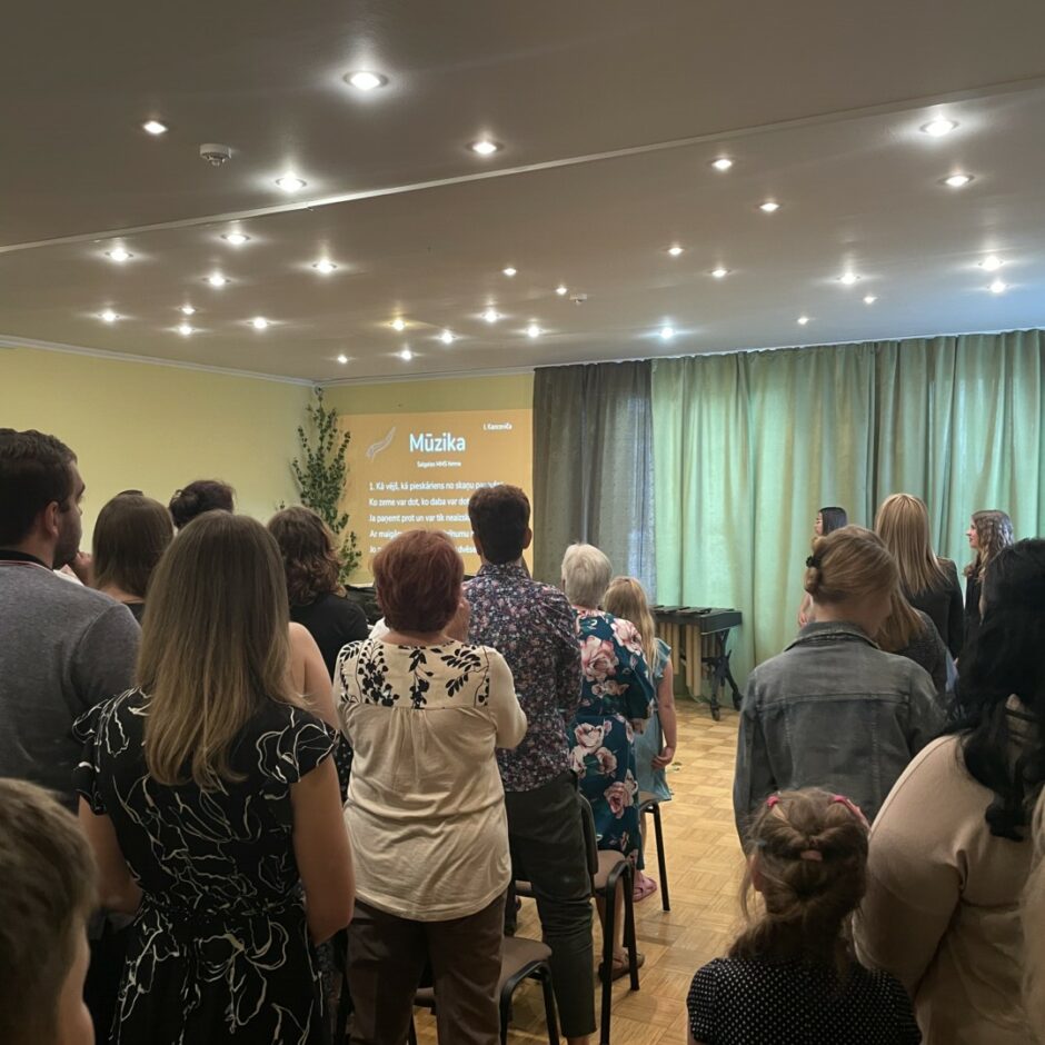 Izlaiduma beigās visi dzied skolas himnu