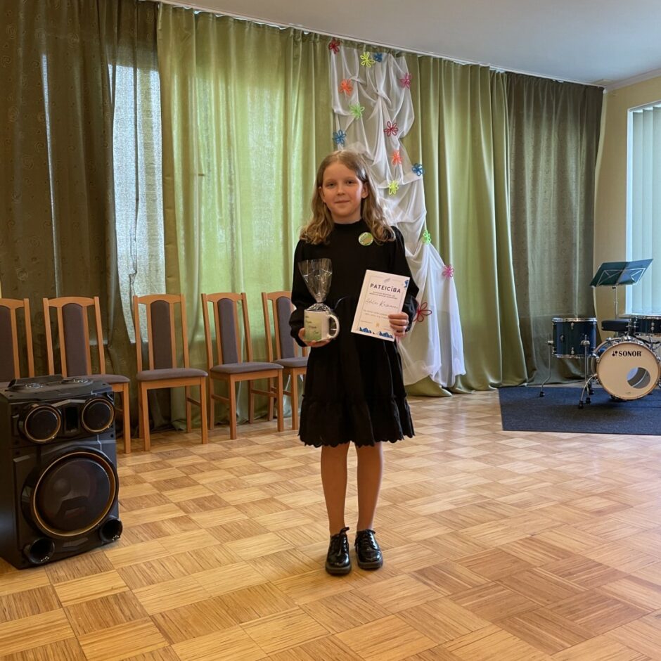 Tiek sveikts konkursa laureāte mūzikā SMMS mācību gada noslēguma koncertā