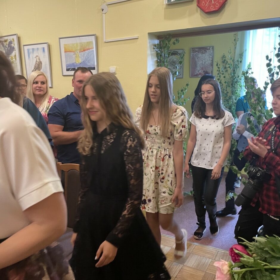 Absolventi ienāk zālē, lai sāktu izlaiduma svinīgo daļu