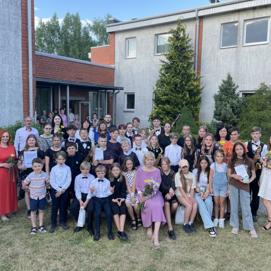 Koncerta dalībnieku un laureātu kopbilde pie skolas, pēc koncerta