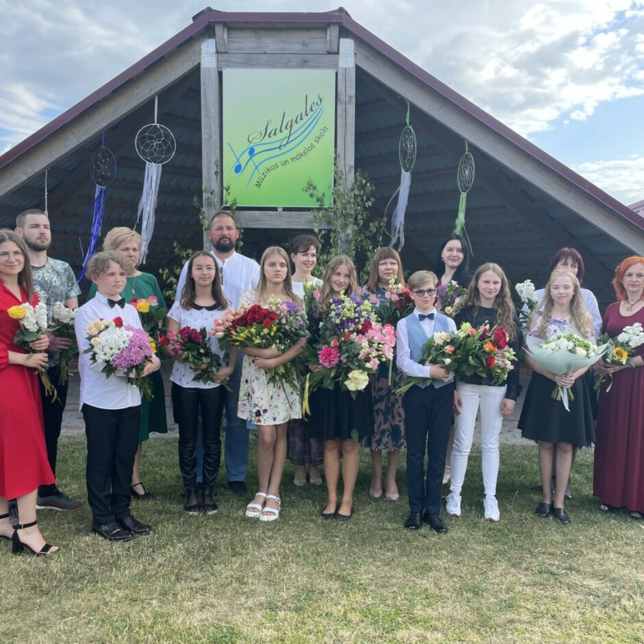 Absolventu pedagogu kopbilda pēc izlaiduma svinīgās daļas