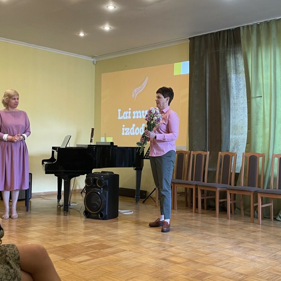 Salgales pagasta pārvaldes vadītāja sveic skolu SMMS mācību gada noslēguma koncertā