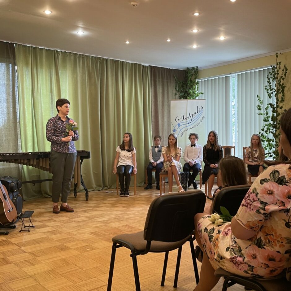 Pagasta pārvaldes vadītāja sveic izlaidumā