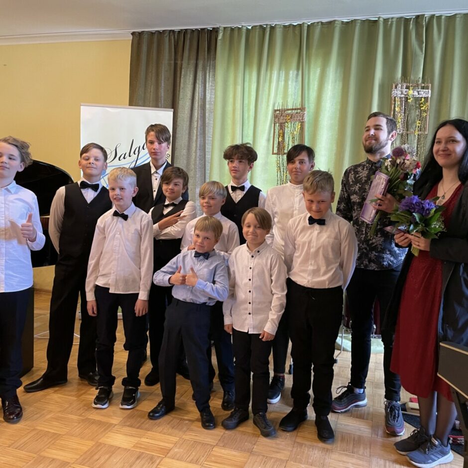 Sitaminstrumentu spēles audzēkņu kopbilde koncertā