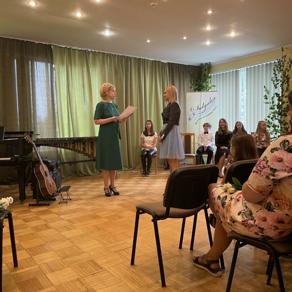 Direktore sveic klavierspēles absolventes vecākus izlaidumā