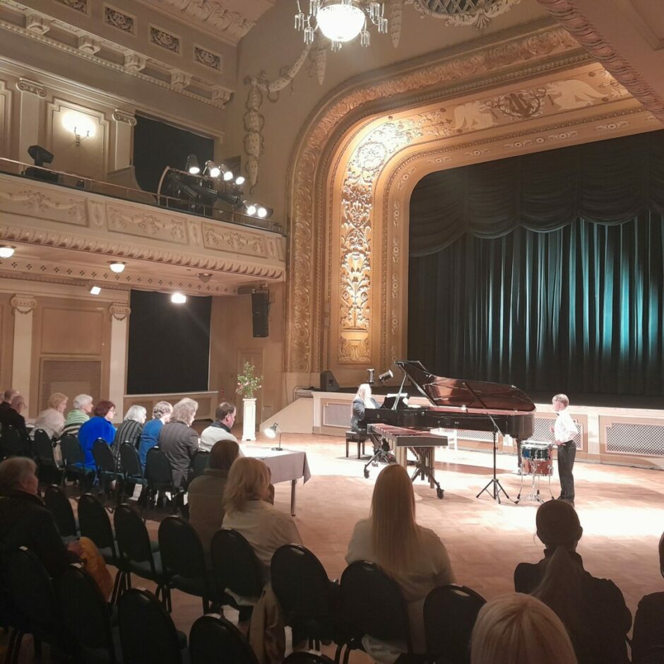 Skolēns Markuss Drupa spēlē drobeni konkursa 