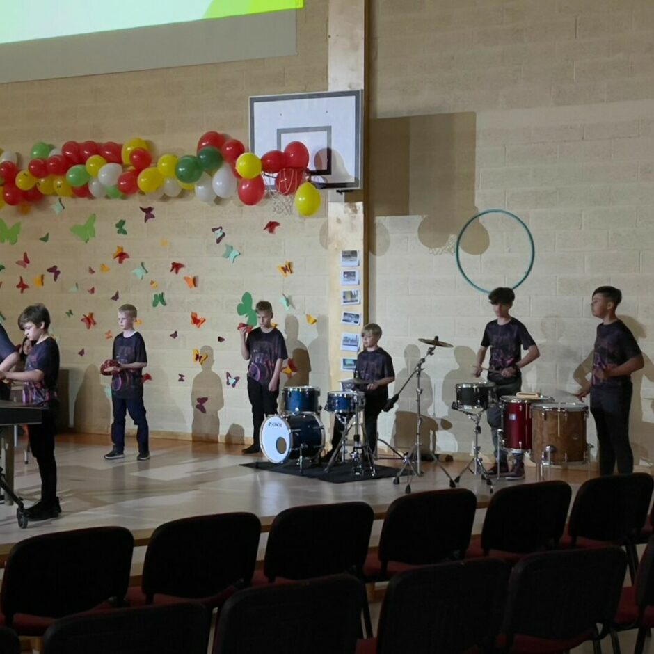 Sitaminstrumnetu spēles audzēkņu ansamblis uzstājas Staļģenes pēdējā zvana pasākumā