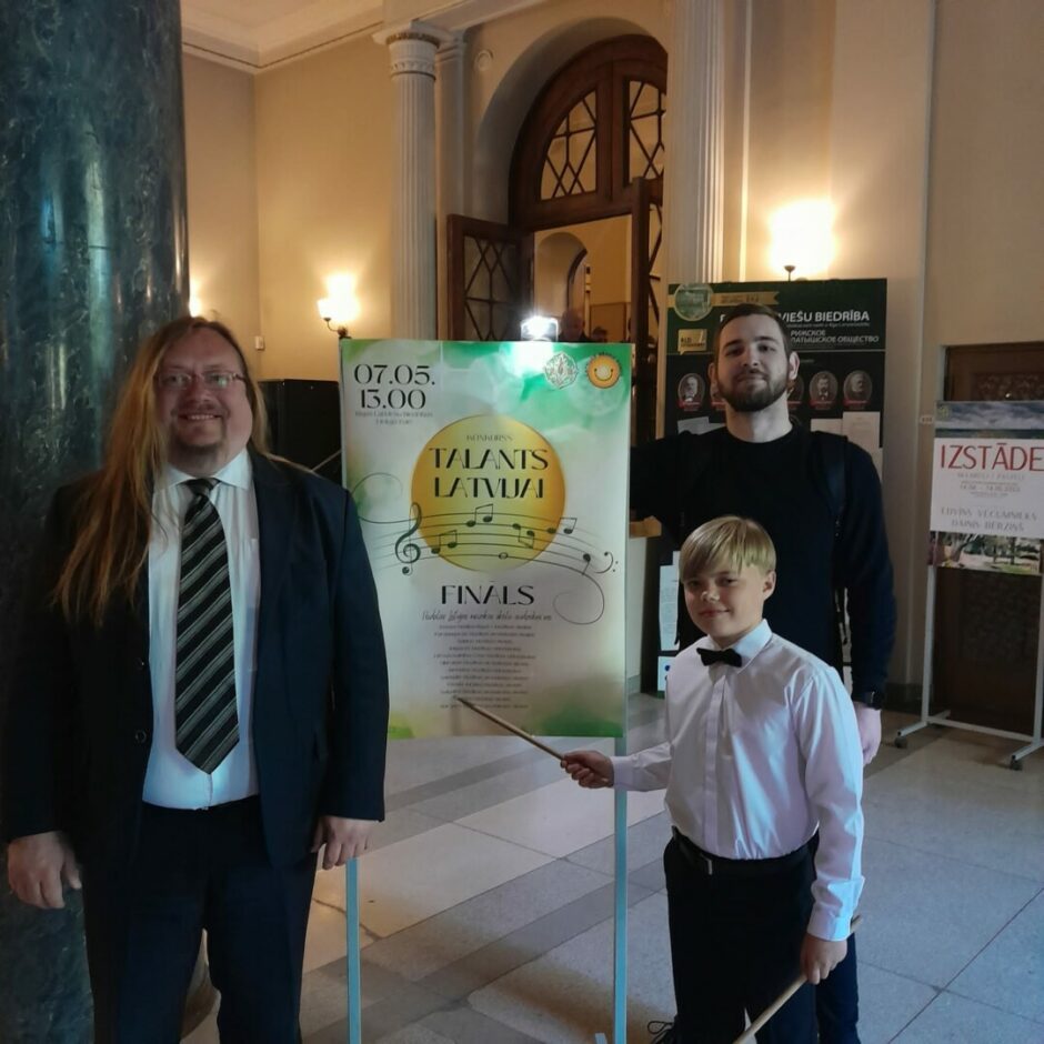 Skolēns Markuss Drupa ar pedagogiem konkursa 