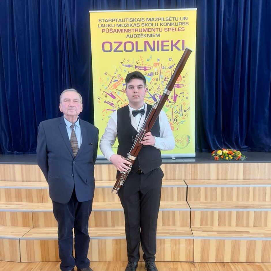 Fagota spēles audzēknis Gustavs Sustrups ar pedagogu Gunāru Endzeli konkursā