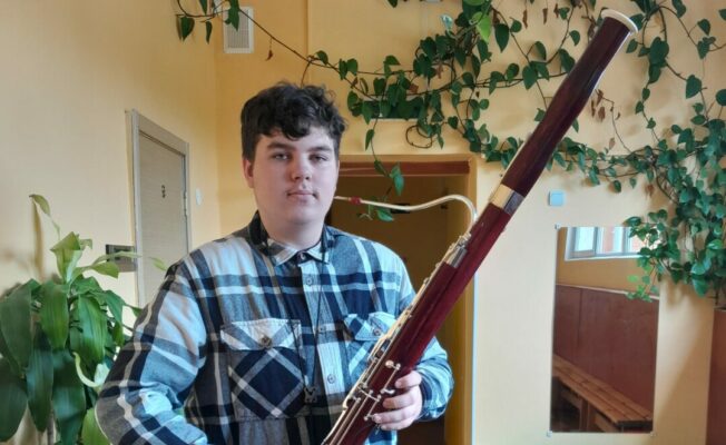 Skolēns Gustavs Sustrups ar jauno instrumentu - fagotu
