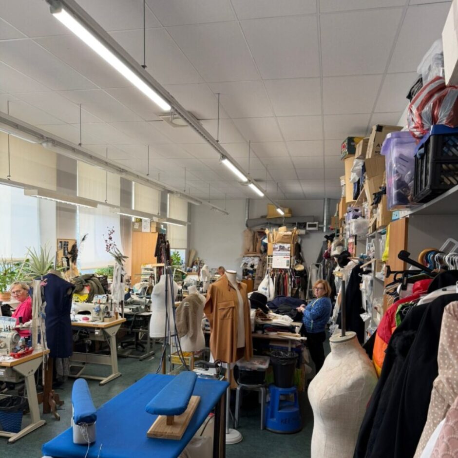 Cilvēki uz teātra skatuves.